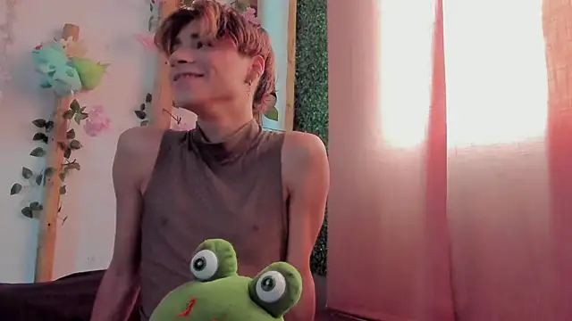 Snapshot of Leo_Glow chatting on 11-30-25, 02:43 Leo Glow online show from 11-30-25, 02:43