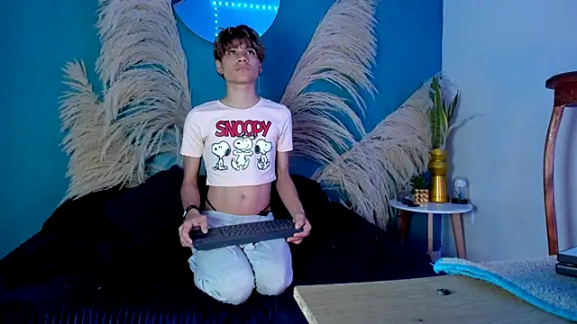 Snapshot of Leo_Glow chatting on 12-05-25, 01:09 Leo Glow online show from 12-05-25, 01:09