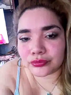 Snapshot of Modelocurvi chatting on 10-31-25, 02:18 Modelocurvi online show from 10-31-25, 02:18