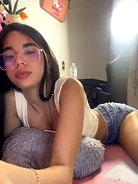 Snapshot of Milleradhara24 chatting on 12-14-25, 09:47 Milleradhara24 online show from 12-14-25, 09:47