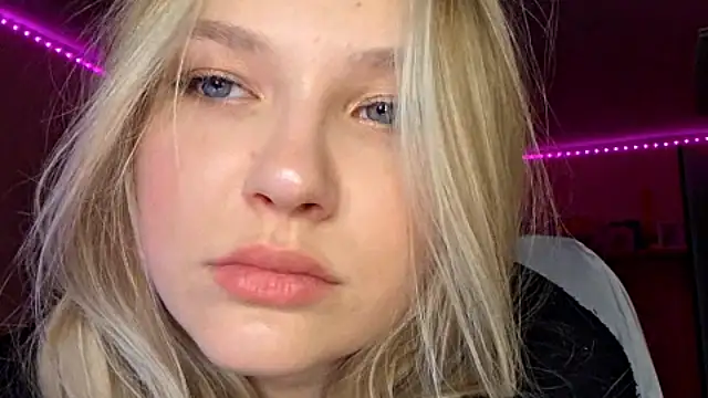 Snapshot of KarinRobertson chatting on 01-18-26, 05:06 KarinRobertson online show from 01-18-26, 05:06