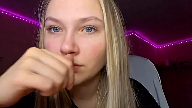 Snapshot of KarinRobertson chatting on 02-10-26, 05:28 KarinRobertson online show from 02-10-26, 05:28