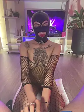 Snapshot of MiluandMIke chatting on 11-11-25, 06:30 MiluandMIke online show from 11-11-25, 06:30