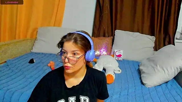 Eva purrr  online show from 11-18-25, 01:11