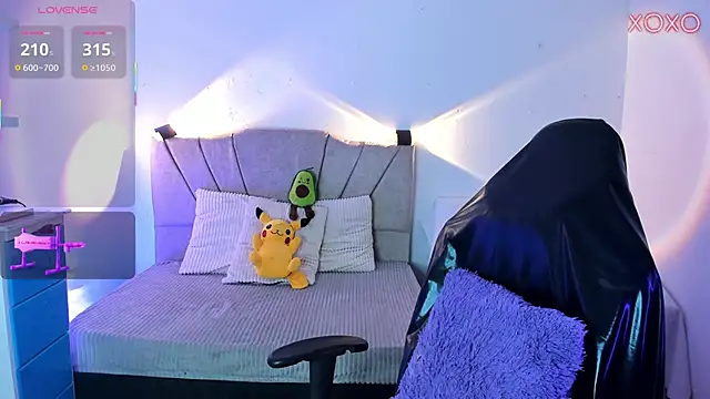 Snapshot of ravencollen chatting on 11-21-25, 01:43 ravencollen online show from 11-21-25, 01:43