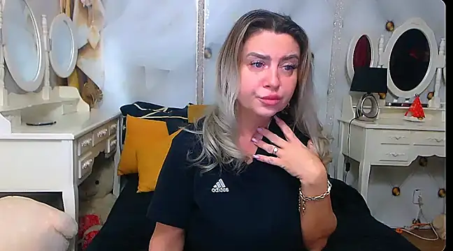 Snapshot of xplayfullblondexx chatting on 01-13-25, 06:06 xplayfullblondexx online show from 01-13-25, 06:06