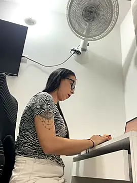 Snapshot of Vicky_ro chatting on 11-18-25, 02:17 Vicky ro online show from 11-18-25, 02:17