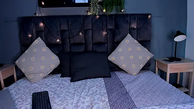 AnaVoss   online show from 11-18-25, 11:36