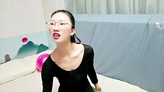 Snapshot of QIQIZHAO-2025 chatting on 12-01-25, 12:43 QIQIZHAO-2025 online show from 12-01-25, 12:43