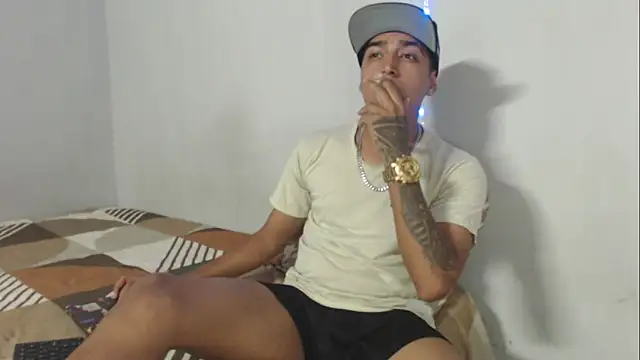 Snapshot of scotthott chatting on 11-10-25, 08:19 scotthott online show from 11-10-25, 08:19