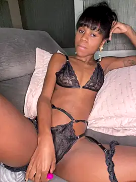 Snapshot of mayalouise chatting on 11-19-25, 04:01 mayalouise online show from 11-19-25, 04:01