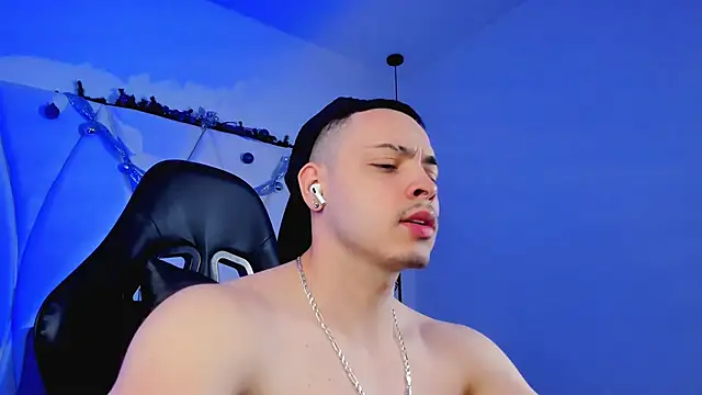 Snapshot of Maxwell_Dupont chatting on 12-03-25, 12:03 Maxwell Dupont online show from 12-03-25, 12:03