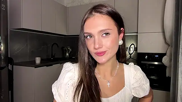 MagdaLavezzo online show from 11-18-25, 02:32