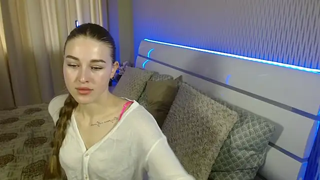 Snapshot of cutie_violet chatting on 11-12-25, 07:42 cutie violet online show from 11-12-25, 07:42