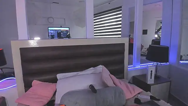 LaurenSpitz online show from 12-02-25, 11:37