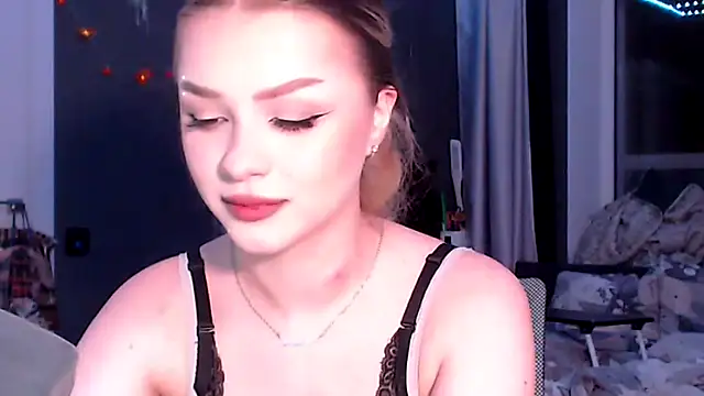 Snapshot of MissVelour chatting on 11-13-25, 04:06 MissVelour online show from 11-13-25, 04:06