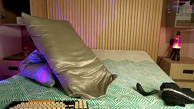 Snapshot of Danmaxwell_ chatting on 11-12-25, 05:30 Danmaxwell online show from 11-12-25, 05:30