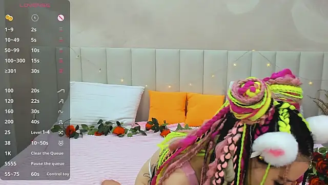 Lina Moony online show from 12-17-25, 01:55