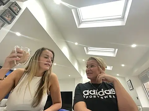 Snapshot of Cutebrowneyes_ chatting on 11-12-25, 01:00 Cutebrowneyes online show from 11-12-25, 01:00