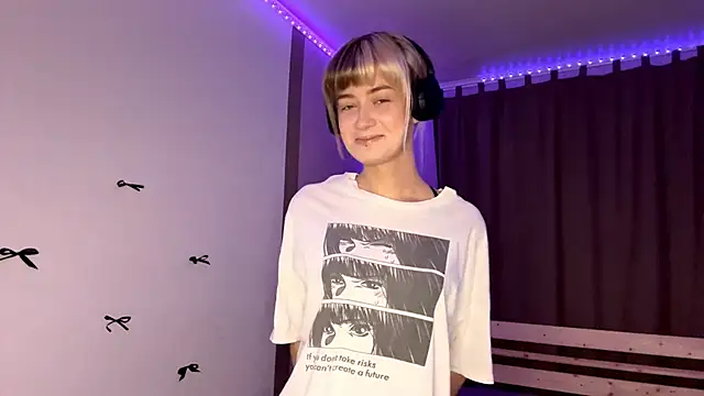 EmilySkyline online show from 11-24-25, 01:11