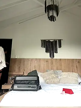 Hannaah wood online show from 12-18-25, 05:52