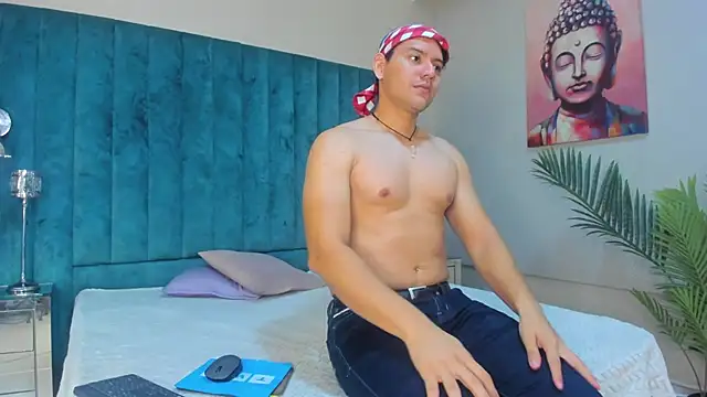 Snapshot of DhannLee chatting on 11-17-25, 01:17 DhannLee online show from 11-17-25, 01:17