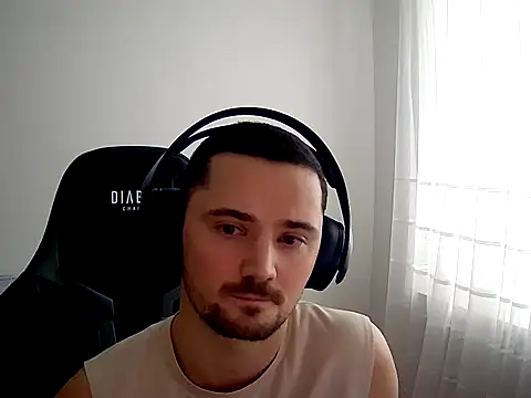 Snapshot of Handsomeboy4you chatting on 11-14-25, 08:35 Handsomeboy4you online show from 11-14-25, 08:35