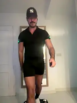 Snapshot of ApoloGym chatting on 11-12-25, 08:30 ApoloGym online show from 11-12-25, 08:30