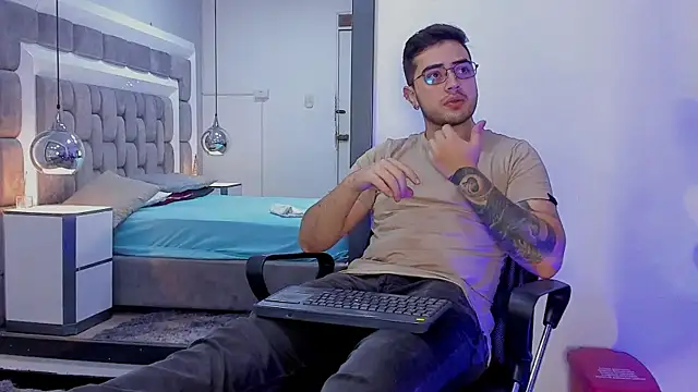 Ethan Greys online show from 12-19-25, 04:19