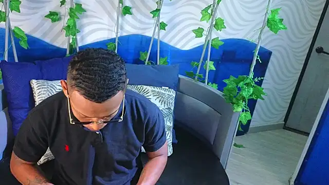 Snapshot of xander_molina chatting on 11-15-25, 03:48 xander molina online show from 11-15-25, 03:48