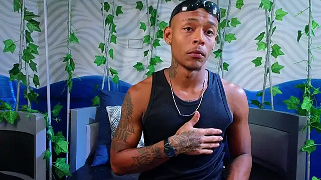 Snapshot of xander_molina chatting on 11-16-25, 03:34 xander molina online show from 11-16-25, 03:34