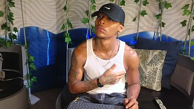 Snapshot of xander_molina chatting on 11-17-25, 03:23 xander molina online show from 11-17-25, 03:23