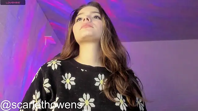 Snapshot of scarlethowens1 chatting on 11-23-25, 06:57 scarlethowens1 online show from 11-23-25, 06:57