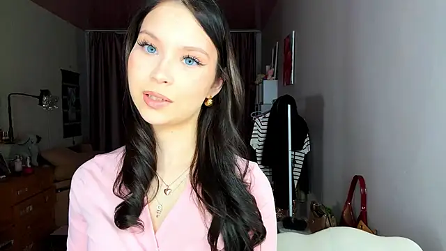 Snapshot of EmmaJonse chatting on 11-15-25, 11:51 EmmaJonse online show from 11-15-25, 11:51