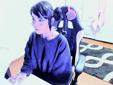 Snapshot of Zombitch chatting on 11-25-25, 09:37 Zombitch online show from 11-25-25, 09:37