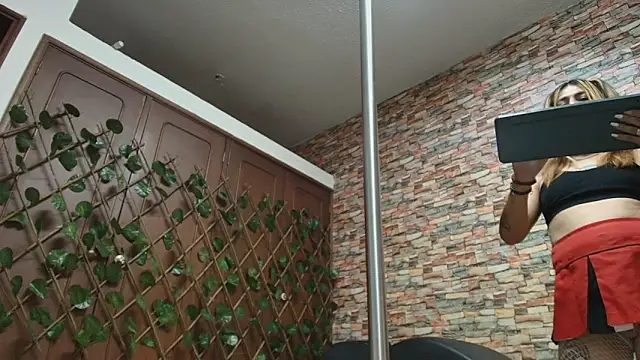 Snapshot of dania_ch chatting on 11-16-25, 01:39 dania ch online show from 11-16-25, 01:39