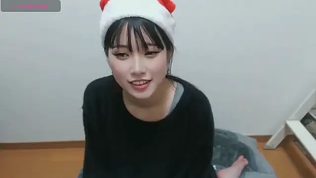 Snapshot of uki-japan chatting on 12-17-25, 02:23 uki-japan online show from 12-17-25, 02:23