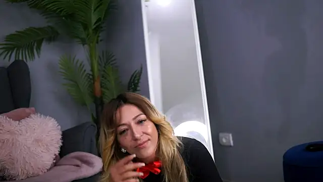 JuliaHyde online show from 11-26-25, 03:18