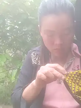 Snapshot of meomeo-00 chatting on 12-04-25, 03:27 meomeo-00 online show from 12-04-25, 03:27