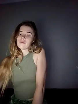 Snapshot of BarniLili chatting on 12-15-25, 10:36 BarniLili online show from 12-15-25, 10:36