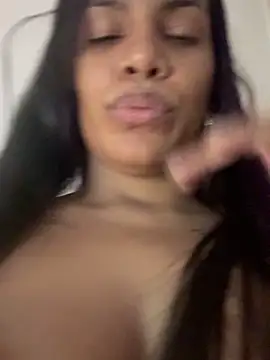 Snapshot of ArielleMillerr- chatting on 12-16-25, 05:51 ArielleMillerr- online show from 12-16-25, 05:51