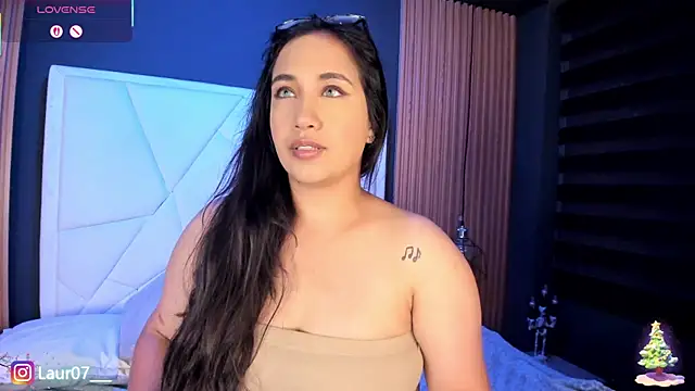 Snapshot of Lauroberts7 chatting on 12-16-25, 03:44 Lauroberts7 online show from 12-16-25, 03:44