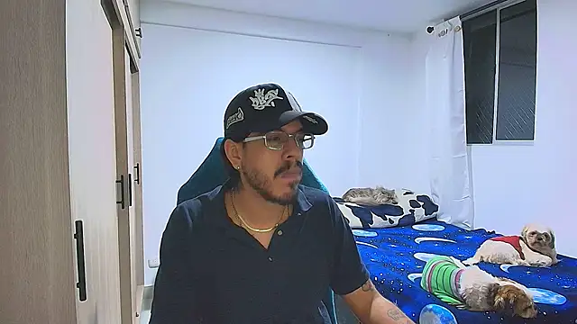 Snapshot of naitt_ chatting on 12-15-25, 04:06 naitt online show from 12-15-25, 04:06