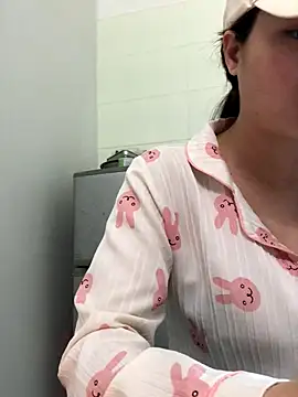 Snapshot of Miumiu95x chatting on 12-16-25, 07:35 Miumiu95x online show from 12-16-25, 07:35