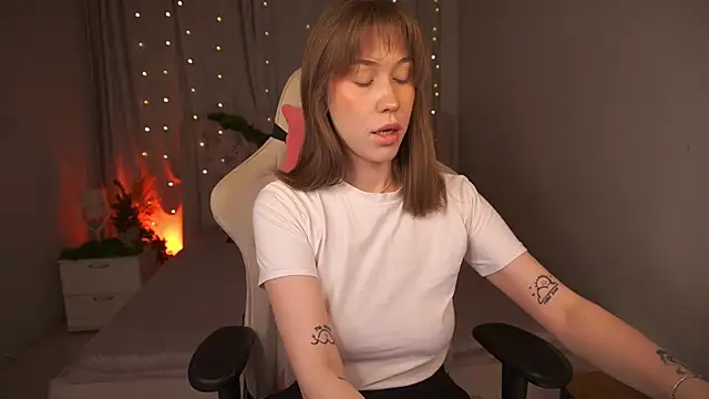 Snapshot of AnnetteLane chatting on 12-23-25, 04:43 AnnetteLane online show from 12-23-25, 04:43