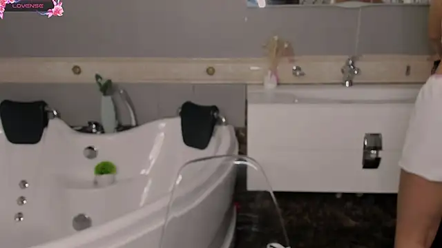 Snapshot of TracyCrawford chatting on 11-29-25, 06:05 TracyCrawford online show from 11-29-25, 06:05