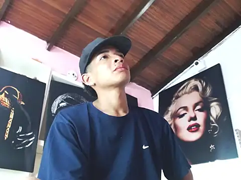 Snapshot of crissex3 chatting on 02-19-26, 01:29 crissex3 online show from 02-19-26, 01:29