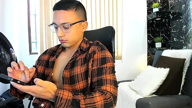 Snapshot of thomas_scot1 chatting on 11-21-25, 01:21 thomas scot1 online show from 11-21-25, 01:21