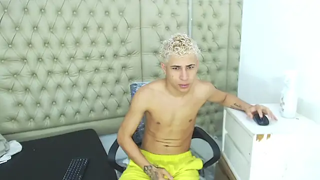 Snapshot of HollmanFronsh chatting on 11-30-25, 02:04 HollmanFronsh online show from 11-30-25, 02:04