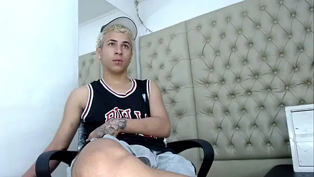 Snapshot of HollmanFronsh chatting on 12-14-25, 02:28 HollmanFronsh online show from 12-14-25, 02:28